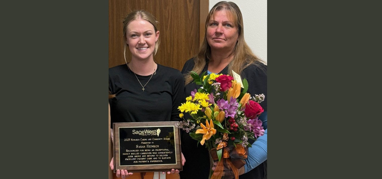 Sarah Heinrich receving a plaque